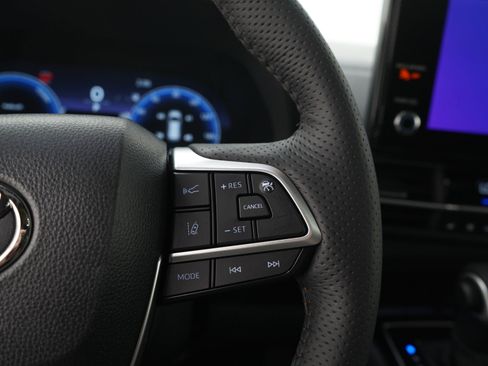 Used 2025 Toyota Sienna Platinum AWD/4WD image 34