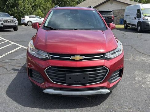 Used 2018 Chevrolet Trax LT w/ Sun & Sound Package FWD image 2