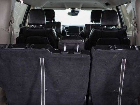 Used 2023 Chrysler Pacifica Touring-L image 30