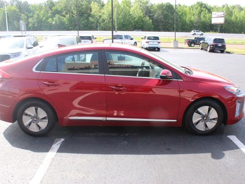 Used 2022 Hyundai Ioniq SE FWD image 5