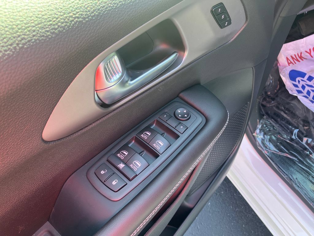 New 2027 Chrysler Pacifica Select FWD image 11