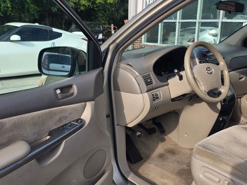 Used 2010 Toyota Sienna CE image 9