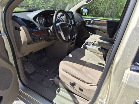 Used 2011 Chrysler Town & Country Touring w/ Entertainment Group #1 FWD image 9