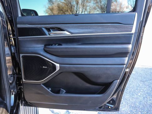 Used 2023 Jeep Wagoneer L Series III w/ Premium Group I image 28