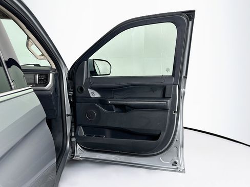 Used 2024 Ford Expedition XLT image 34