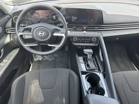 Certified 2025 Hyundai Elantra SEL FWD image 22