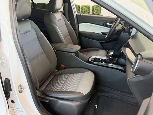 Used 2024 Chevrolet Trax LT w/ LT Convenience Package FWD image 18
