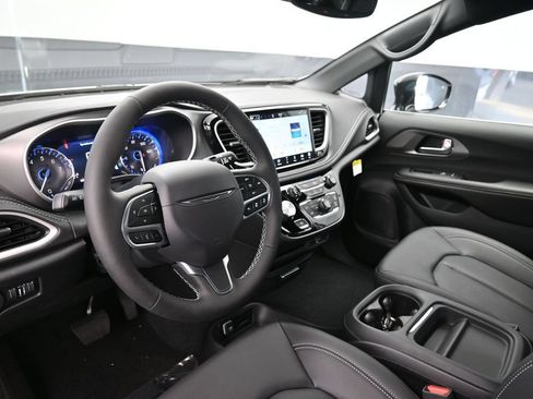 New 2027 Chrysler Pacifica Select FWD image 16