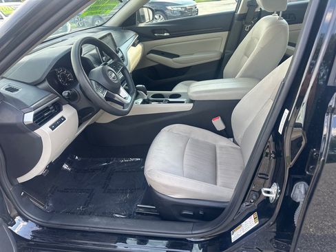 Used 2025 Nissan Altima 2.5 SV FWD image 11