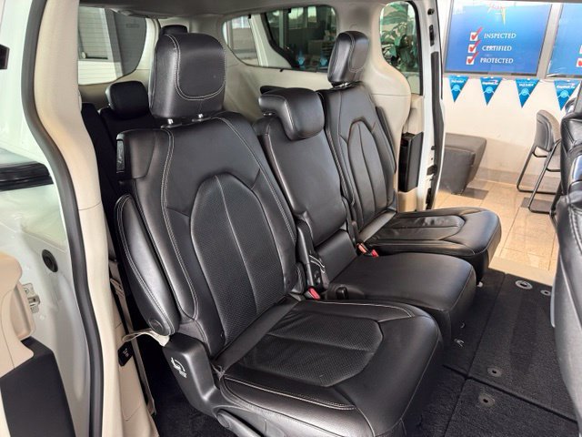 Used 2022 Chrysler Pacifica Touring-L w/ Uconnect Theater Family Group FWD image 24