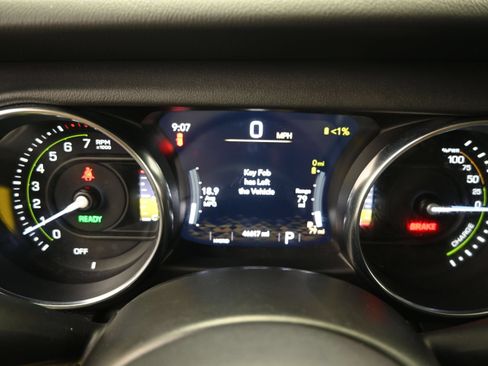 Used 2022 Jeep Wrangler Unlimited Sahara w/ Cold Weather Group AWD/4WD image 15