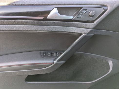 Used 2017 Volkswagen GTI SE image 10