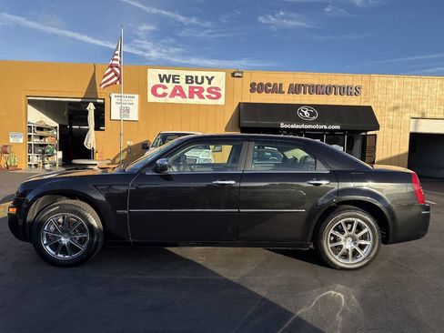 Used 2010 Chrysler 300 Touring image 2