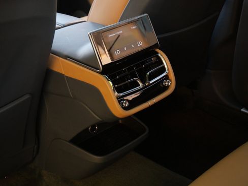 Used 2023 Bentley Bentayga Extended Wheelbase image 21