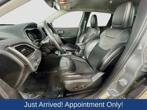 Used 2019 Jeep Cherokee Latitude Plus w/ Comfort/Convenience Group AWD/4WD image 24