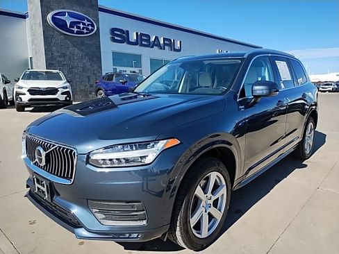 Used 2022 Volvo XC90 T6 Momentum image 2