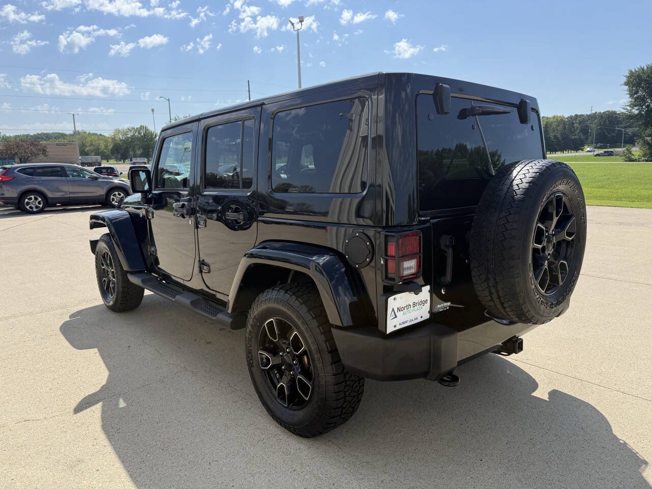 Used 2017 Jeep Wrangler Unlimited Sahara AWD/4WD image 3