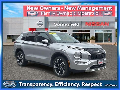 Used 2023 Mitsubishi Outlander SE image 1