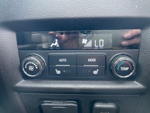 Used 2022 Chevrolet Traverse Premier AWD/4WD image 43
