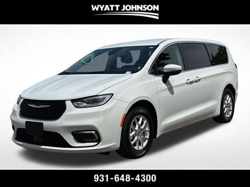 Used 2023 Chrysler Pacifica Touring-L FWD image 1