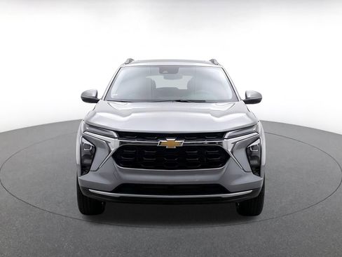 Used 2025 Chevrolet Trax LT FWD image 2