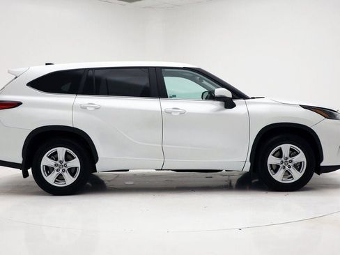 Used 2023 Toyota Highlander LE image 2