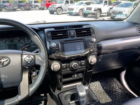 Used 2019 Toyota 4Runner SR5 AWD/4WD image 18