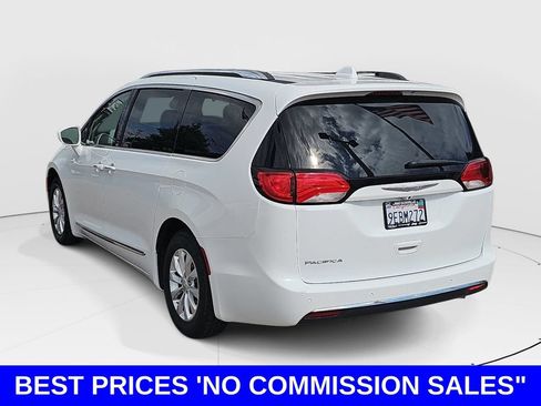 Used 2018 Chrysler Pacifica Touring-L FWD image 5