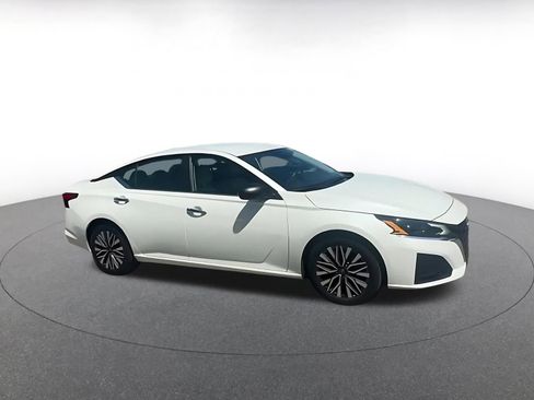 Used 2025 Nissan Altima 2.5 SV FWD image 2
