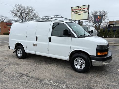 Used 2018 Chevrolet Express 2500 w/ Driver Convenience Package RWD image 2