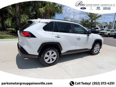 Used 2021 Toyota RAV4 LE FWD image 5