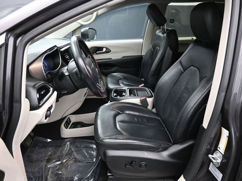 Used 2017 Chrysler Pacifica Touring-L image 18