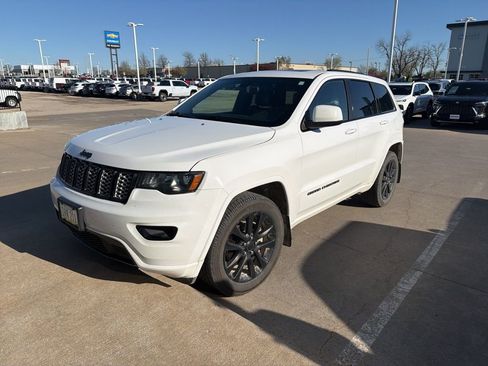 Used 2019 Jeep Grand Cherokee Altitude image 2