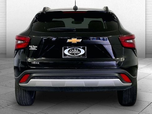 Used 2025 Chevrolet Trax LT w/ LT Convenience Package image 3