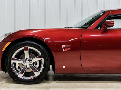 Used 2009 Pontiac Solstice Coupe w/ Premium Package image 3