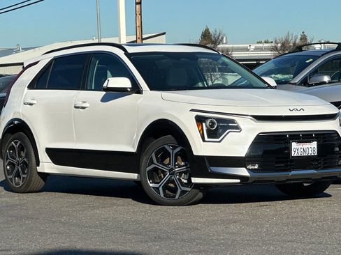 Used 2025 Kia Niro EX Touring image 2