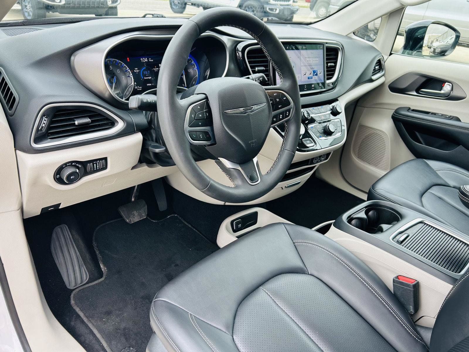 Used 2024 Chrysler Pacifica Touring-L FWD image 14
