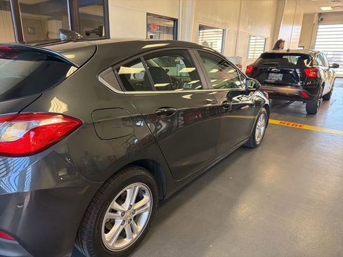 Used 2018 Chevrolet Cruze LT w/ Convenience Package image 3