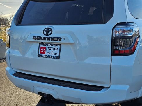 Used 2018 Toyota 4Runner SR5 Premium image 13