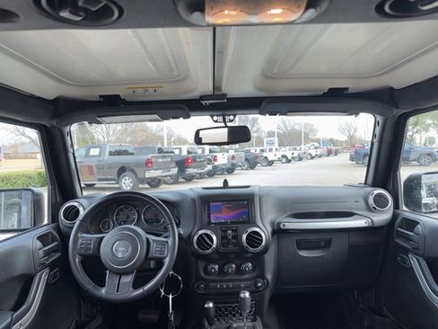 Used 2017 Jeep Wrangler Unlimited Sahara w/ Connectivity Group image 10