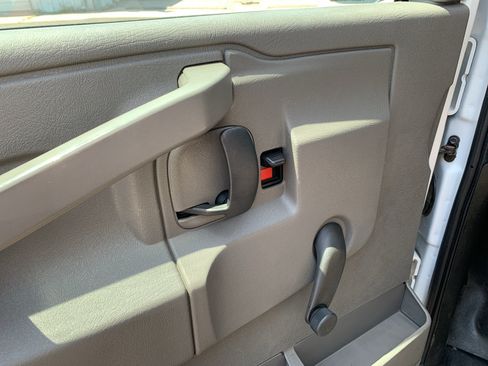 Used 2017 Chevrolet Express 3500 RWD image 14