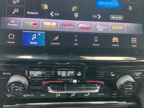 Used 2023 Jeep Grand Cherokee L Limited w/ Black Appearance Package image 29