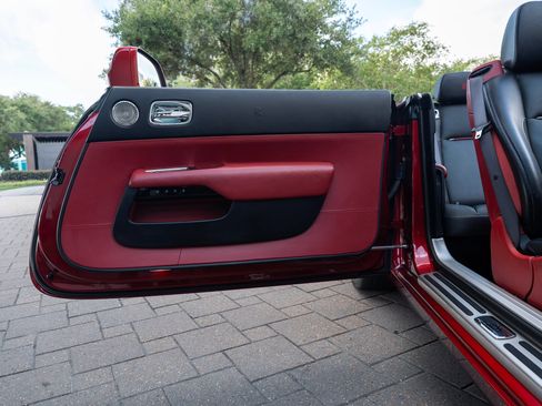 Used 2018 Rolls-Royce Dawn RWD image 25