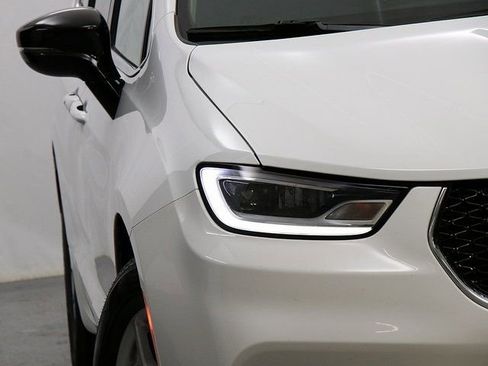 Used 2024 Chrysler Pacifica Touring-L FWD image 5