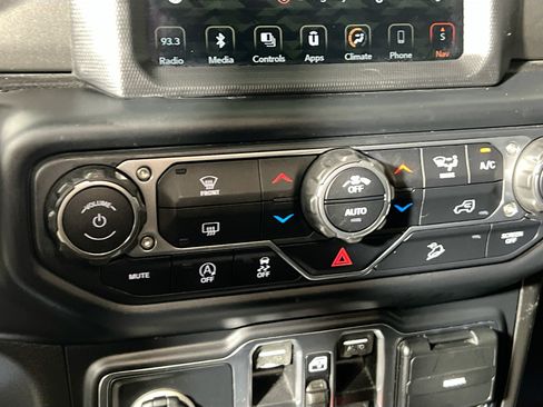Used 2019 Jeep Wrangler Unlimited Sahara w/ Uconnect 4C Nav & Sound Group AWD/4WD image 26
