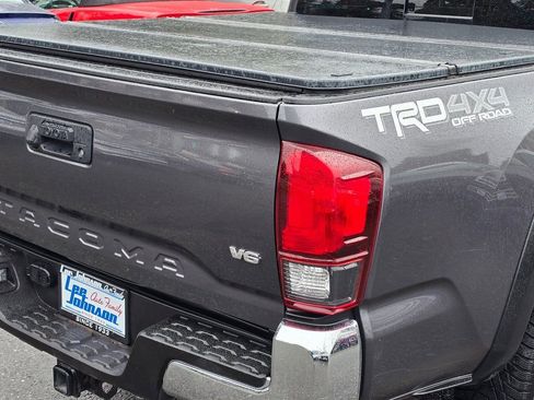 Used 2018 Toyota Tacoma TRD Off-Road image 13