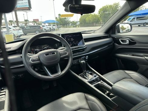 Used 2025 Jeep Compass Latitude w/ Altitude Special Edition image 17