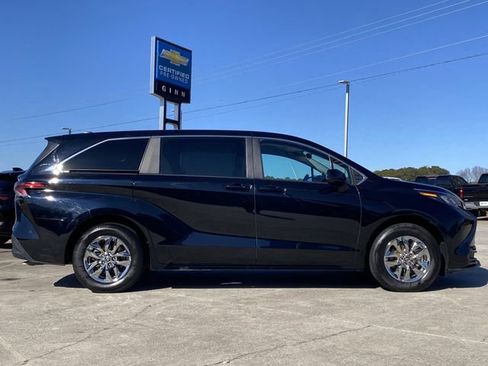 Used 2024 Toyota Sienna LE image 8