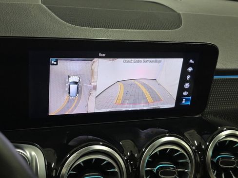 Used 2022 Mercedes-Benz GLB 250 4MATIC image 7