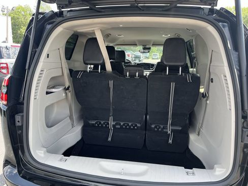 Used 2023 Chrysler Pacifica Touring-L FWD image 3